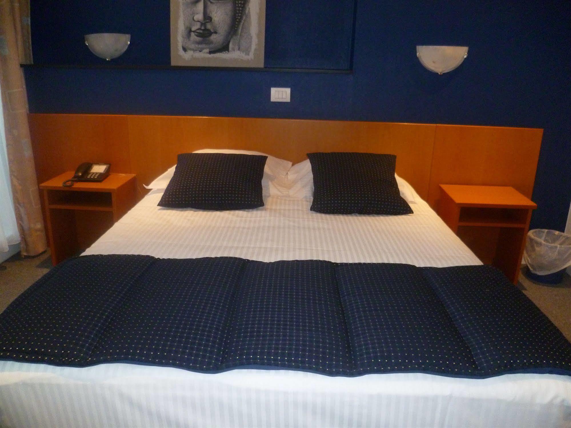 Hotel Le Terminus Монс Екстериор снимка