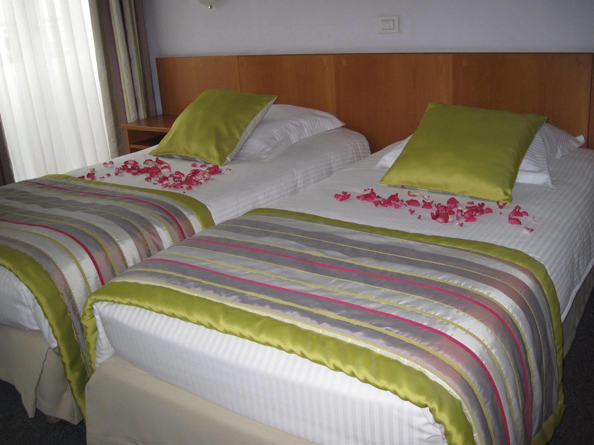 Hotel Le Terminus Монс Екстериор снимка